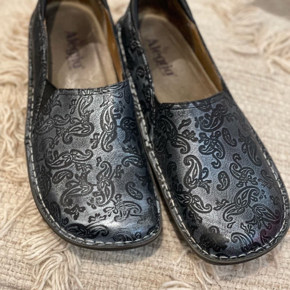 Black clogs with a beautiful paisley design